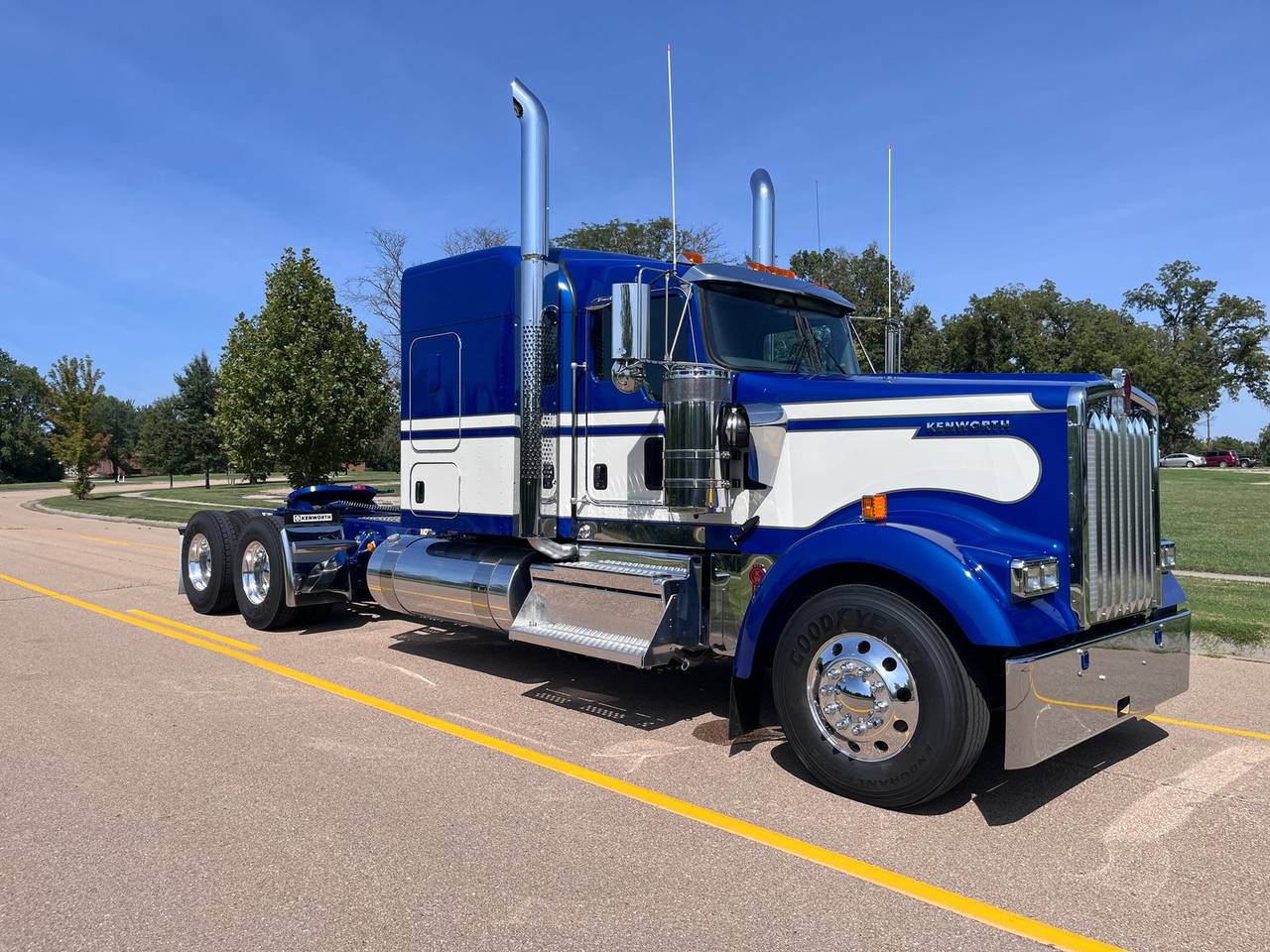 2027 Kenworth W900L 72" Flat Top Sleeper, exterior photo 1