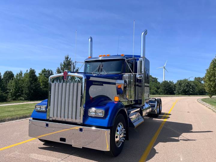 2027 Kenworth W900L 72" Flat Top Sleeper, exterior photo 2