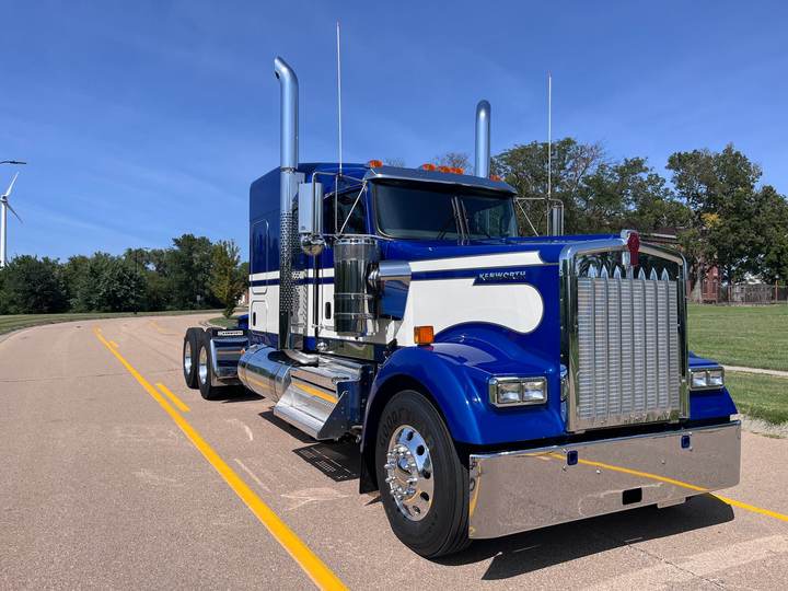 2027 Kenworth W900L 72" Flat Top Sleeper, exterior photo 3