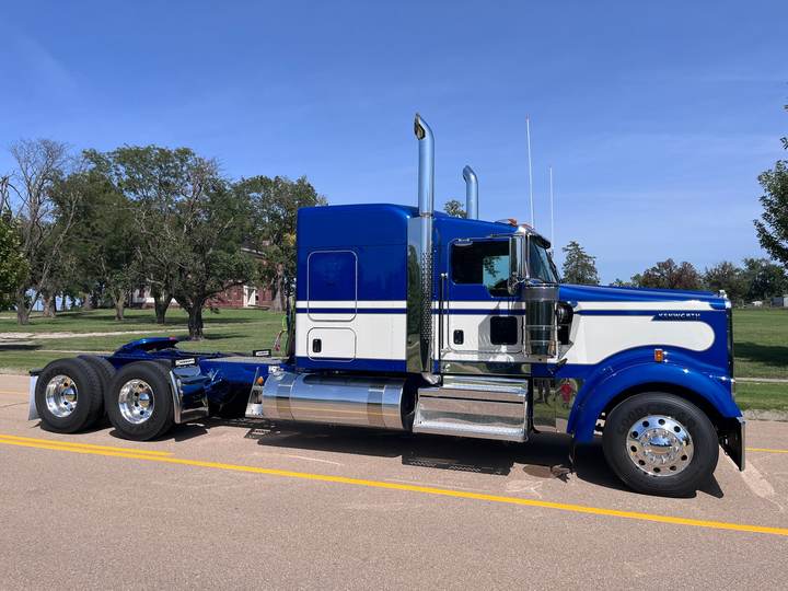 2027 Kenworth W900L 72" Flat Top Sleeper, exterior photo 4