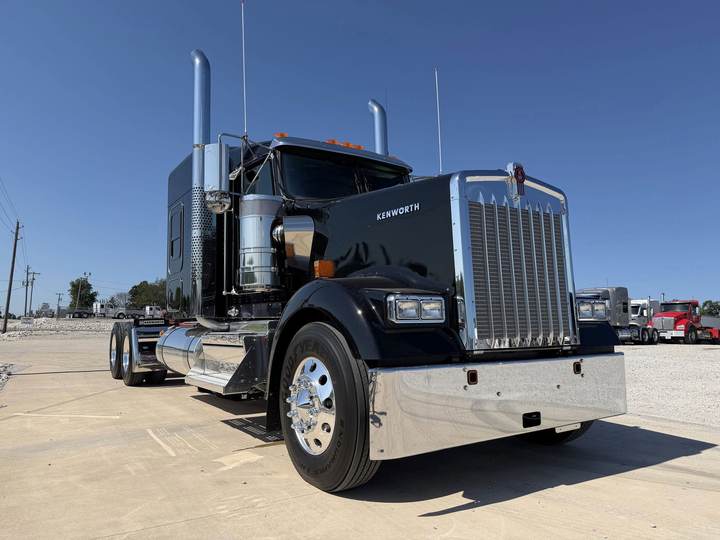 2027 Kenworth W900L 72" Flat Top Sleeper, exterior photo 1