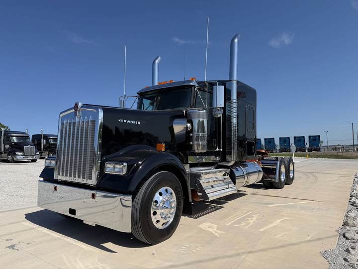 2027 Kenworth W900L 72" Flat Top Sleeper, exterior photo 2