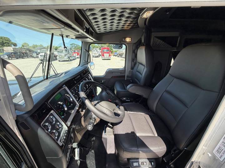 2027 Kenworth W900L 72" Flat Top Sleeper, interior photo 3