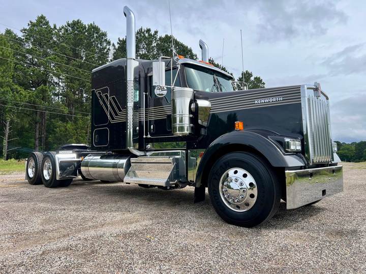 2027 Kenworth W900L 72" Flat Top Sleeper, exterior photo 1