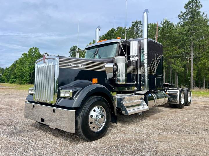 2027 Kenworth W900L 72" Flat Top Sleeper, exterior photo 2