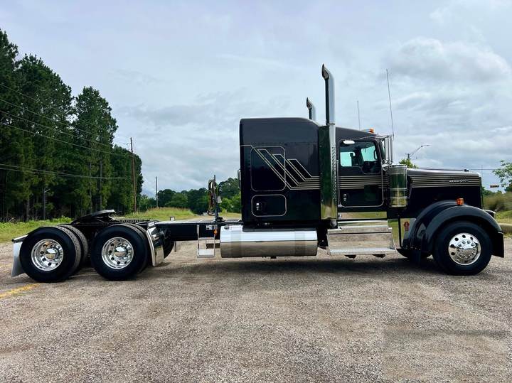 2027 Kenworth W900L 72" Flat Top Sleeper, exterior photo 3
