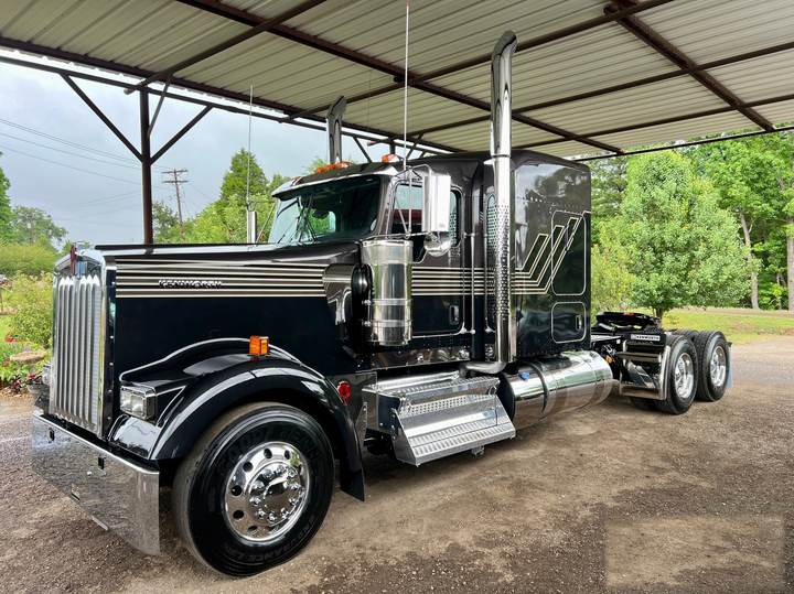 2027 Kenworth W900L 72" Flat Top Sleeper, exterior photo 4