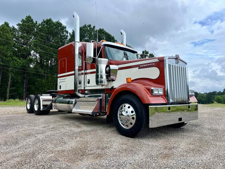 2027 Kenworth W900L 72" Flat Top Sleeper, exterior photo 1