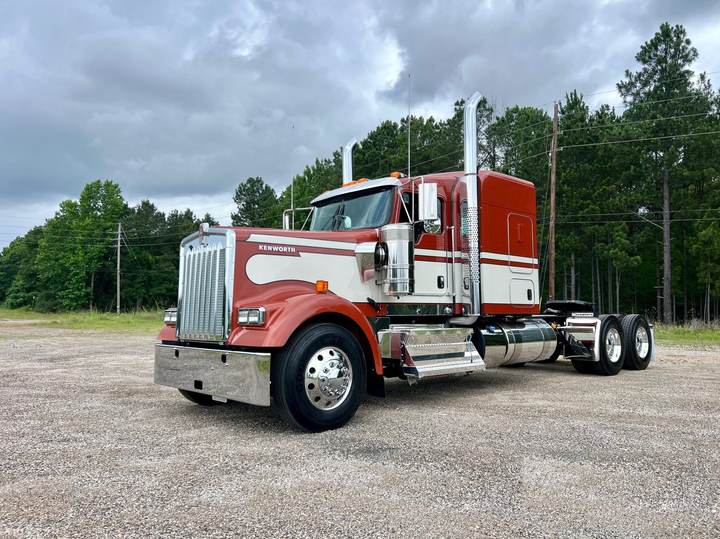 2027 Kenworth W900L 72" Flat Top Sleeper, exterior photo 3
