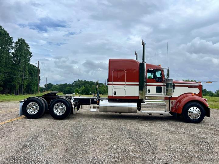 2027 Kenworth W900L 72" Flat Top Sleeper, exterior photo 4