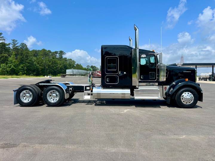 2027 Kenworth W900L 72" Flat Top Sleeper, exterior photo 2