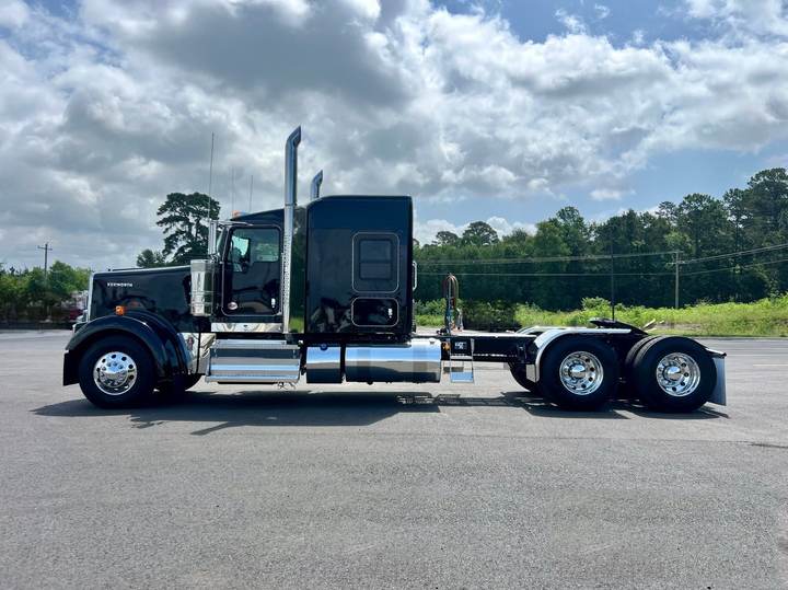 2027 Kenworth W900L 72" Flat Top Sleeper, exterior photo 3