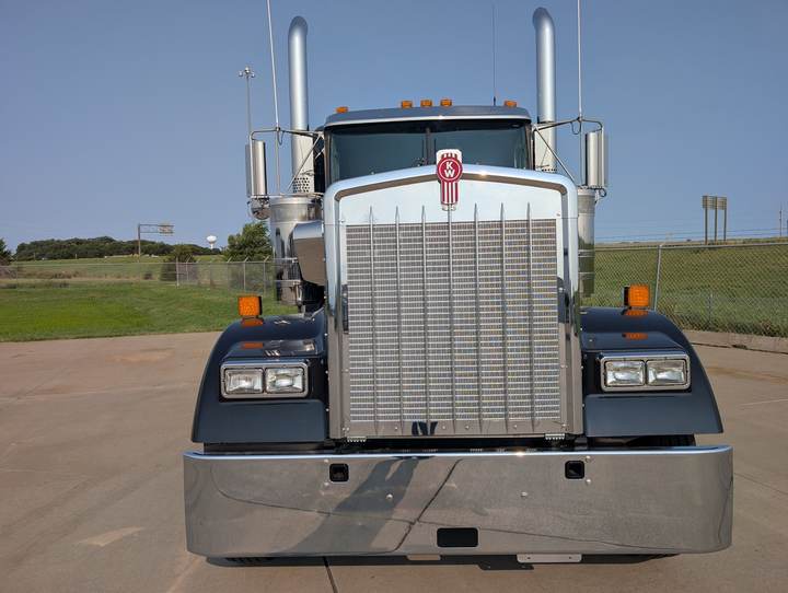 2027 Kenworth W900L 72" Flat Top Sleeper, exterior photo 1