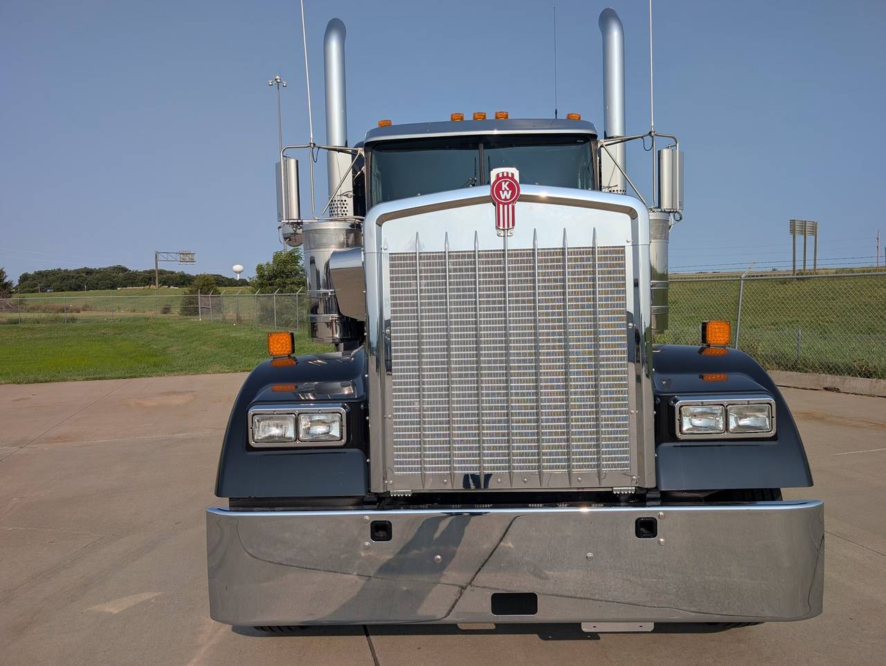 2027 Kenworth W900L 72" Flat Top Sleeper, exterior photo 1