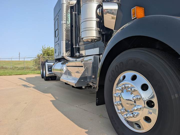 2027 Kenworth W900L 72" Flat Top Sleeper, exterior photo 2