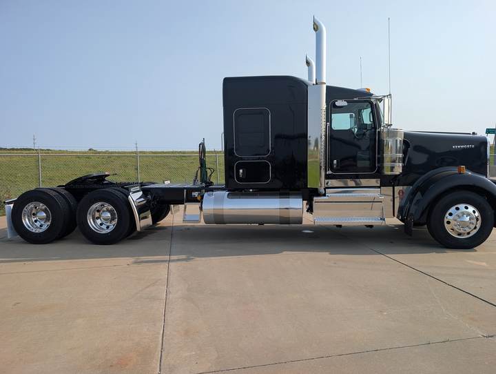2027 Kenworth W900L 72" Flat Top Sleeper, exterior photo 3