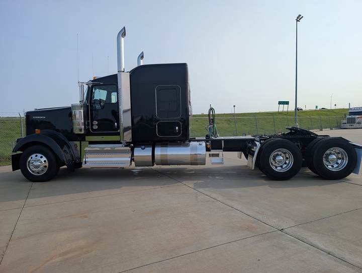 2027 Kenworth W900L 72" Flat Top Sleeper, exterior photo 4
