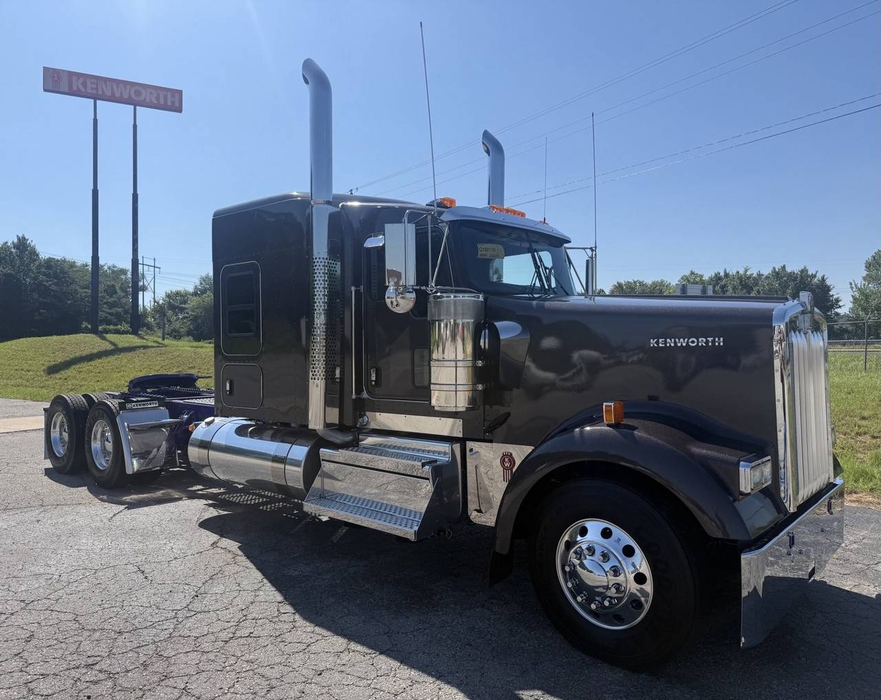 2027 Kenworth W900L 72" Flat Top Sleeper, exterior photo 1