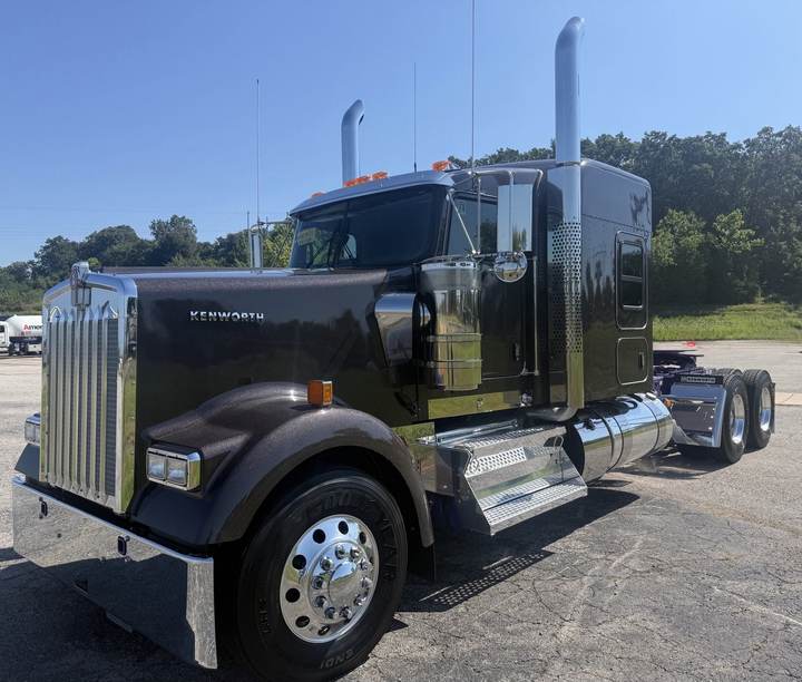 2027 Kenworth W900L 72" Flat Top Sleeper, exterior photo 2