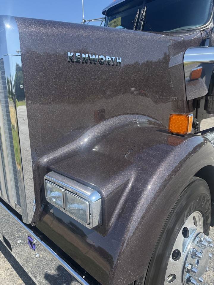 2027 Kenworth W900L 72" Flat Top Sleeper, exterior photo 3