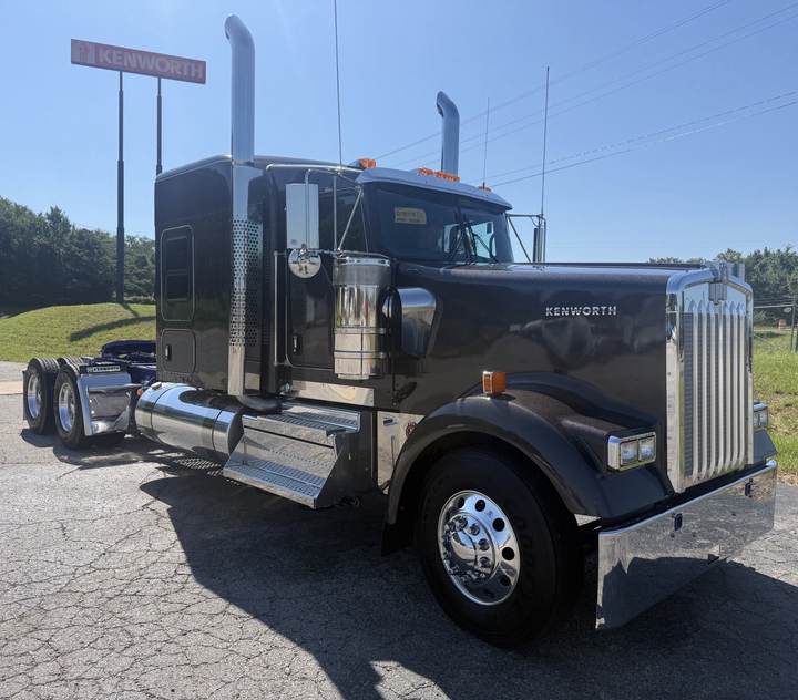2027 Kenworth W900L 72" Flat Top Sleeper, exterior photo 4