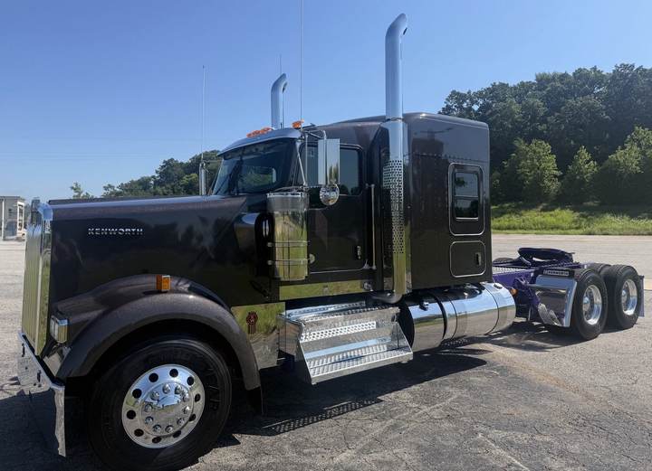 2027 Kenworth W900L 72" Flat Top Sleeper, exterior photo 5