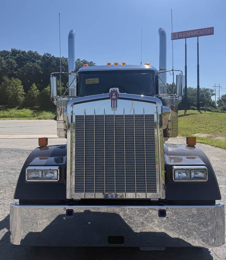 2027 Kenworth W900L 72" Flat Top Sleeper, exterior photo 6