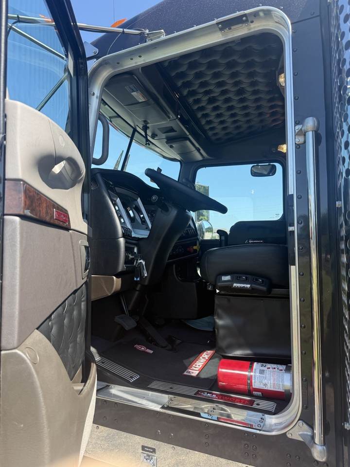 2027 Kenworth W900L 72" Flat Top Sleeper, interior photo 7