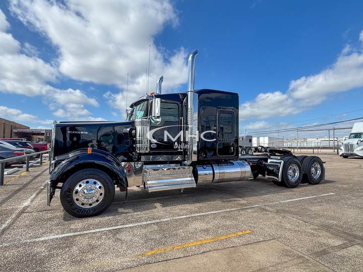 2027 Kenworth W900L 72" Flat Top Sleeper, exterior photo 1
