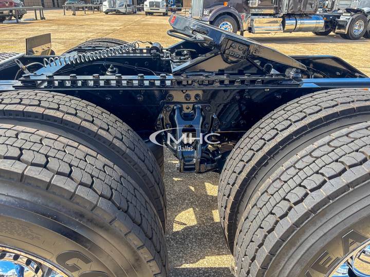 2027 Kenworth W900L 72" Flat Top Sleeper, exterior photo 3