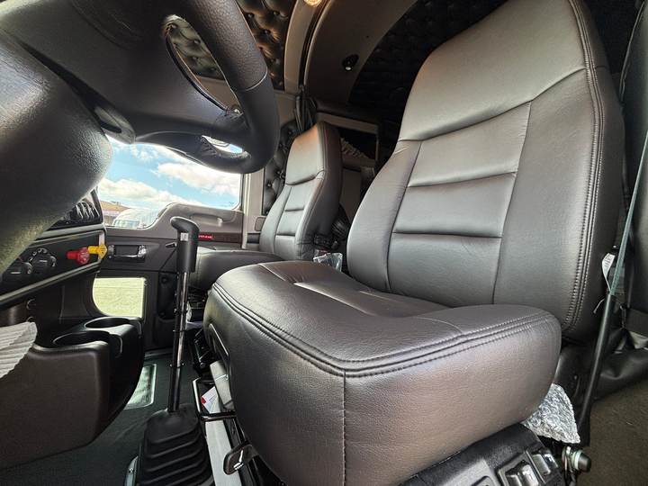 2027 Kenworth W900L 72" Flat Top Sleeper, interior photo 4
