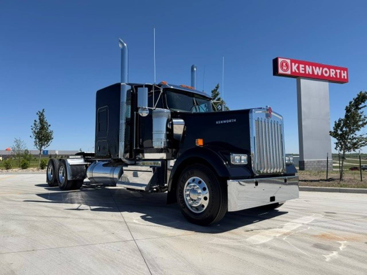 2027 Kenworth W900L 72" Flat Top Sleeper, exterior photo 1