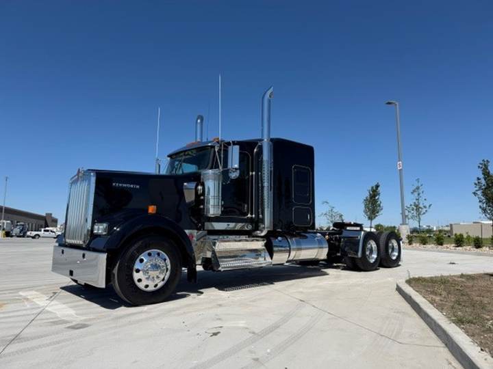 2027 Kenworth W900L 72" Flat Top Sleeper, exterior photo 2