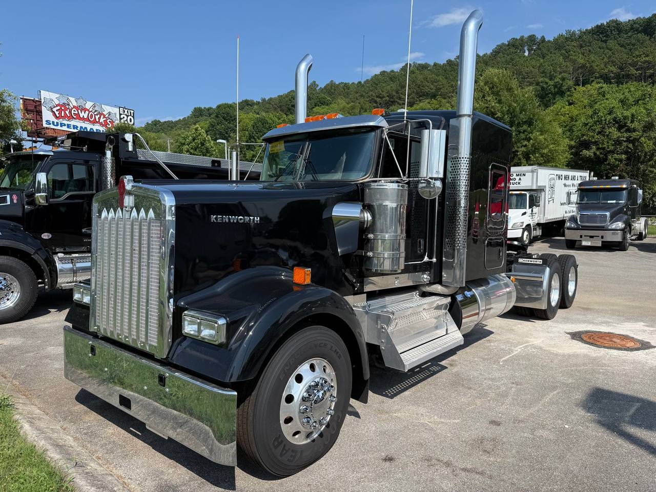 2027 Kenworth W900L 72" Flat Top Sleeper, exterior photo 1