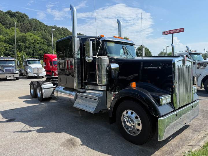 2027 Kenworth W900L 72" Flat Top Sleeper, exterior photo 2