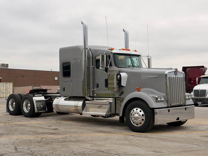 2027 Kenworth W900L 72" Flat Top Sleeper, exterior photo 1