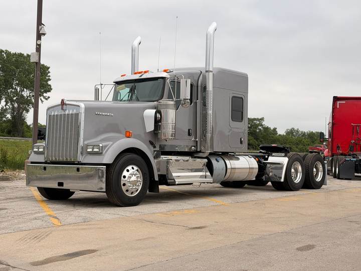 2027 Kenworth W900L 72" Flat Top Sleeper, exterior photo 2