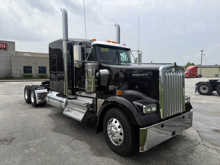2027 Kenworth W900L 72" Flat Top Sleeper, exterior photo 1