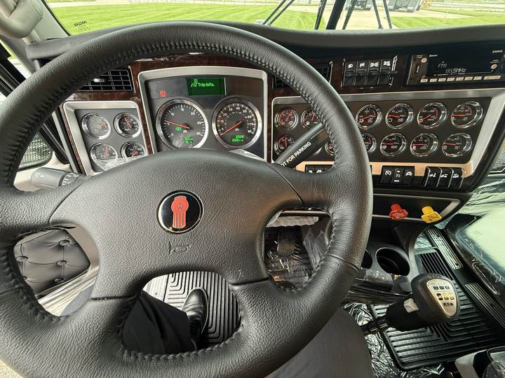 2027 Kenworth W900L 72" Flat Top Sleeper, interior photo 3
