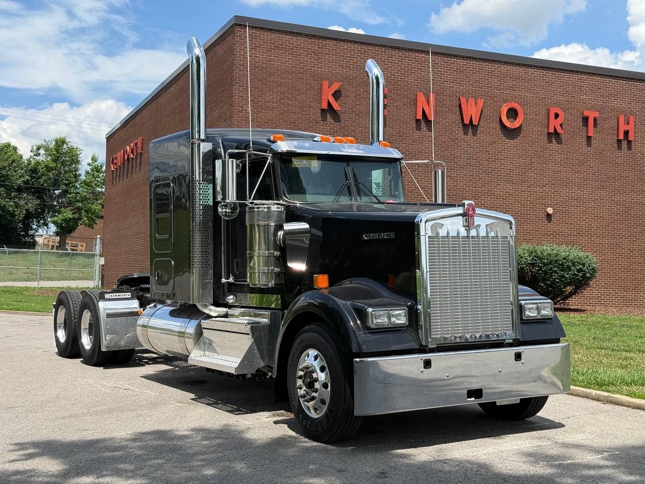 2027 Kenworth W900L 72" Flat Top Sleeper, exterior photo 1