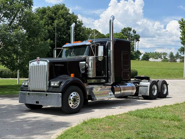 2027 Kenworth W900L 72" Flat Top Sleeper, exterior photo 2