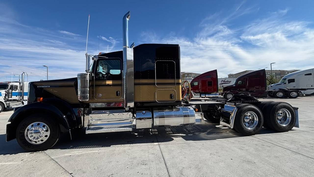 2027 Kenworth W900L 72" Flat Top Sleeper, exterior photo 2