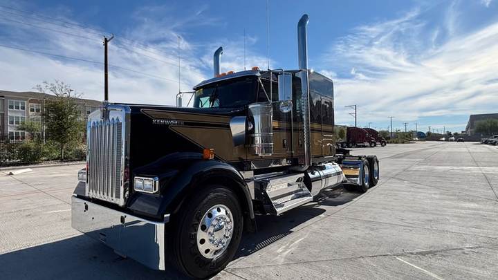 2027 Kenworth W900L 72" Flat Top Sleeper, exterior photo 3