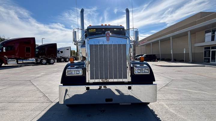 2027 Kenworth W900L 72" Flat Top Sleeper, exterior photo 4