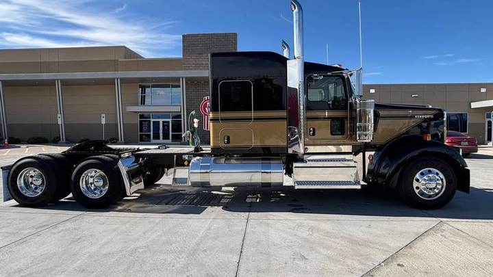 2027 Kenworth W900L 72" Flat Top Sleeper, exterior photo 5