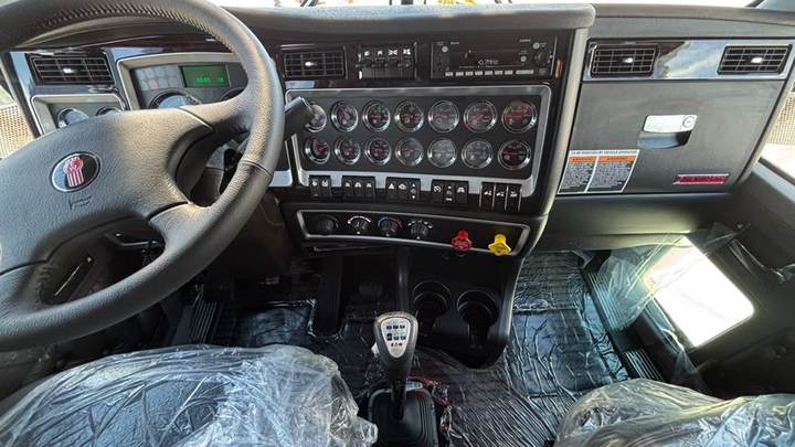 2027 Kenworth W900L 72" Flat Top Sleeper, interior photo 7
