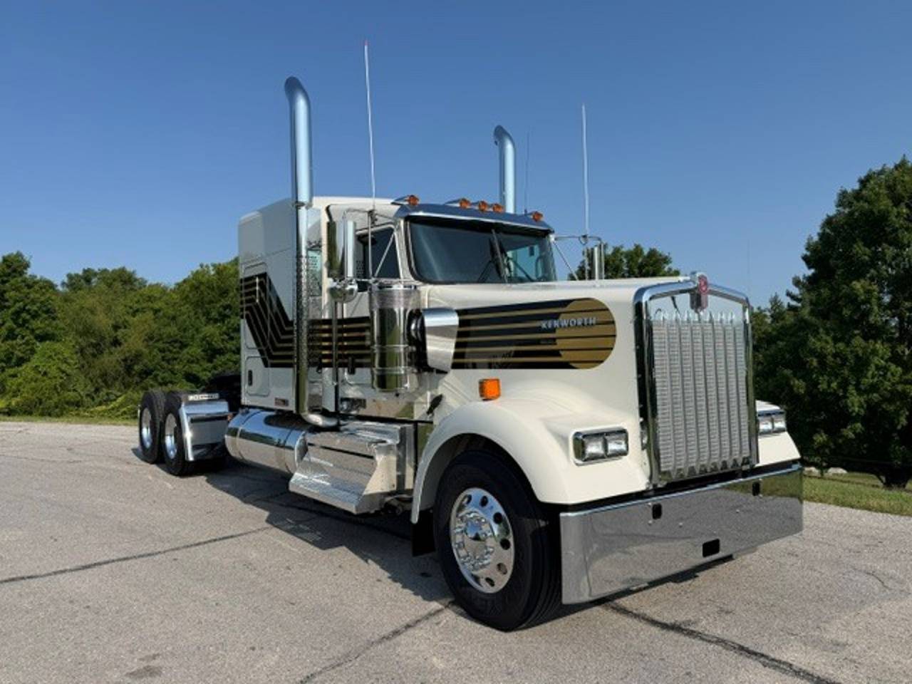 2027 Kenworth W900L 72" Flat Top Sleeper, exterior photo 1