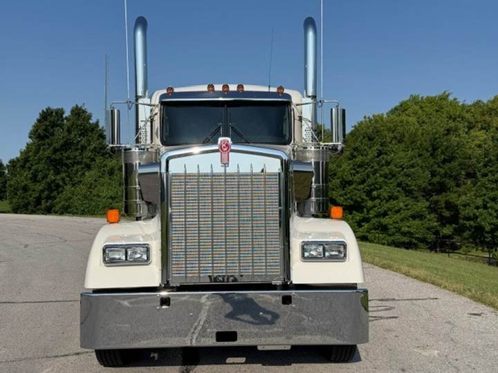 2027 Kenworth W900L 72" Flat Top Sleeper, exterior photo 3