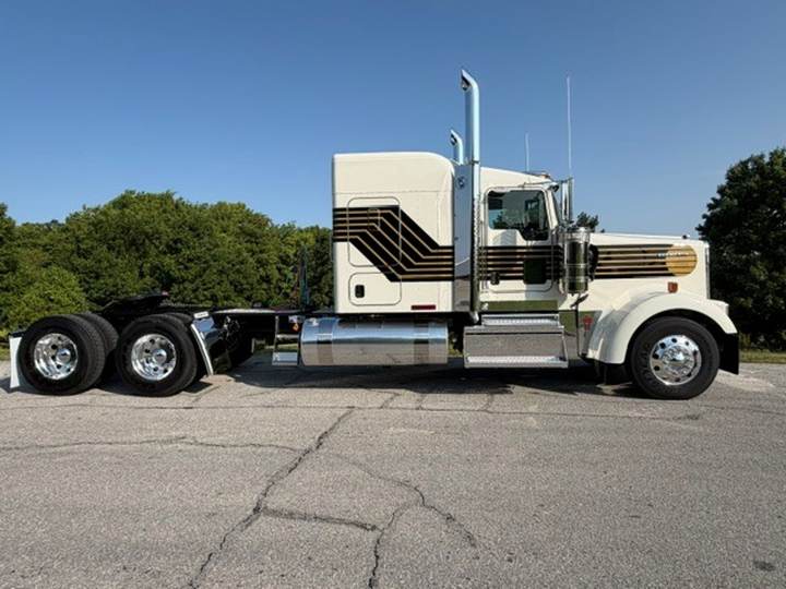 2027 Kenworth W900L 72" Flat Top Sleeper, exterior photo 4