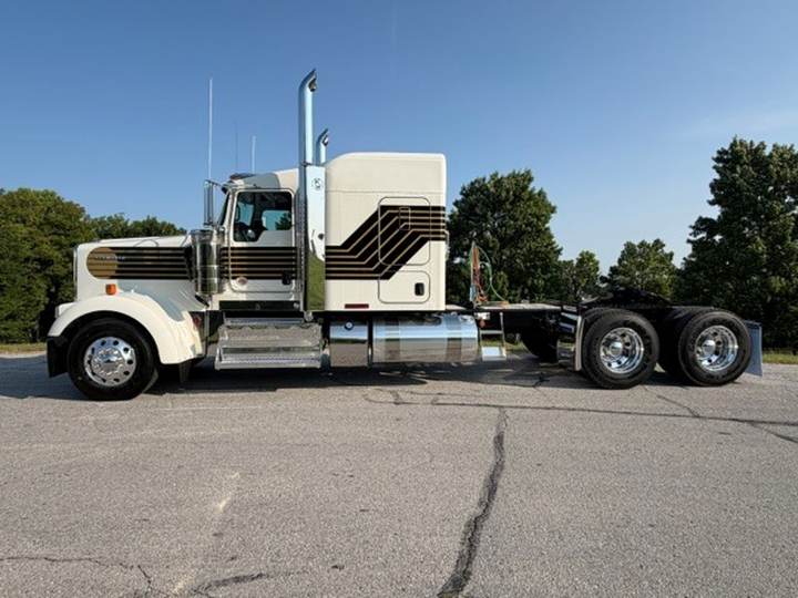 2027 Kenworth W900L 72" Flat Top Sleeper, exterior photo 5